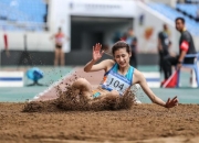 开云体育官网-女子三级跳高：选手实力对决，盼冲上领奖台