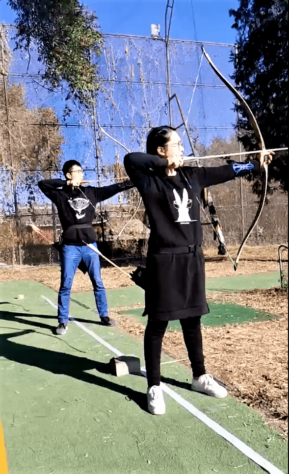 长枪飚射风采，射箭选手再夺冠军