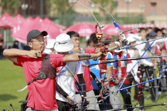 长枪飚射风采，射箭选手再夺冠军