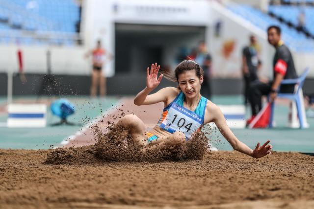 女子三级跳高：选手实力对决，盼冲上领奖台